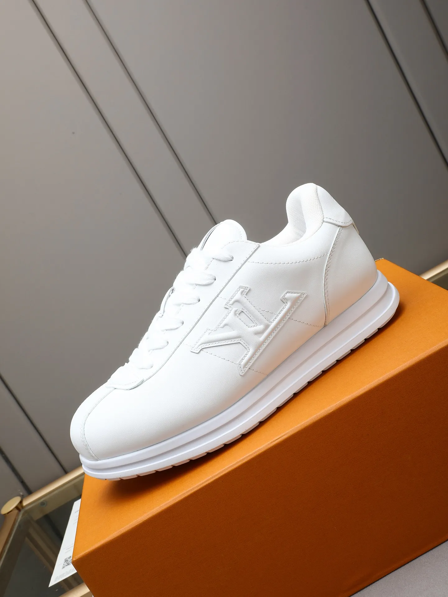 PP560 LV Louis Vuitton L Jialu Brand Runner Tatic Series Thick-soled Casual Sports Shoes Running Shoes Original purchase, development and production This LV Runner Tatic sports shoe combines technical materials such as mesh fabric and ribbons to interpret the inspiration of traditional mountaineering shoes. LV letters are written on one side, the lariat buckle of the quick lacing system is embellished with Monogram flowers and Louis Vuitton logos, and the light and wear-resistant rubber outsole completes the whole. ▪️Fabric: Original imported cowhide + mesh ▪️Inner lining: Original customized breathable mesh ▪️Sole: Original open-molded anti-slip rubber combination material ▪️Size: Men's 38-44 (customized for 45 and 46)